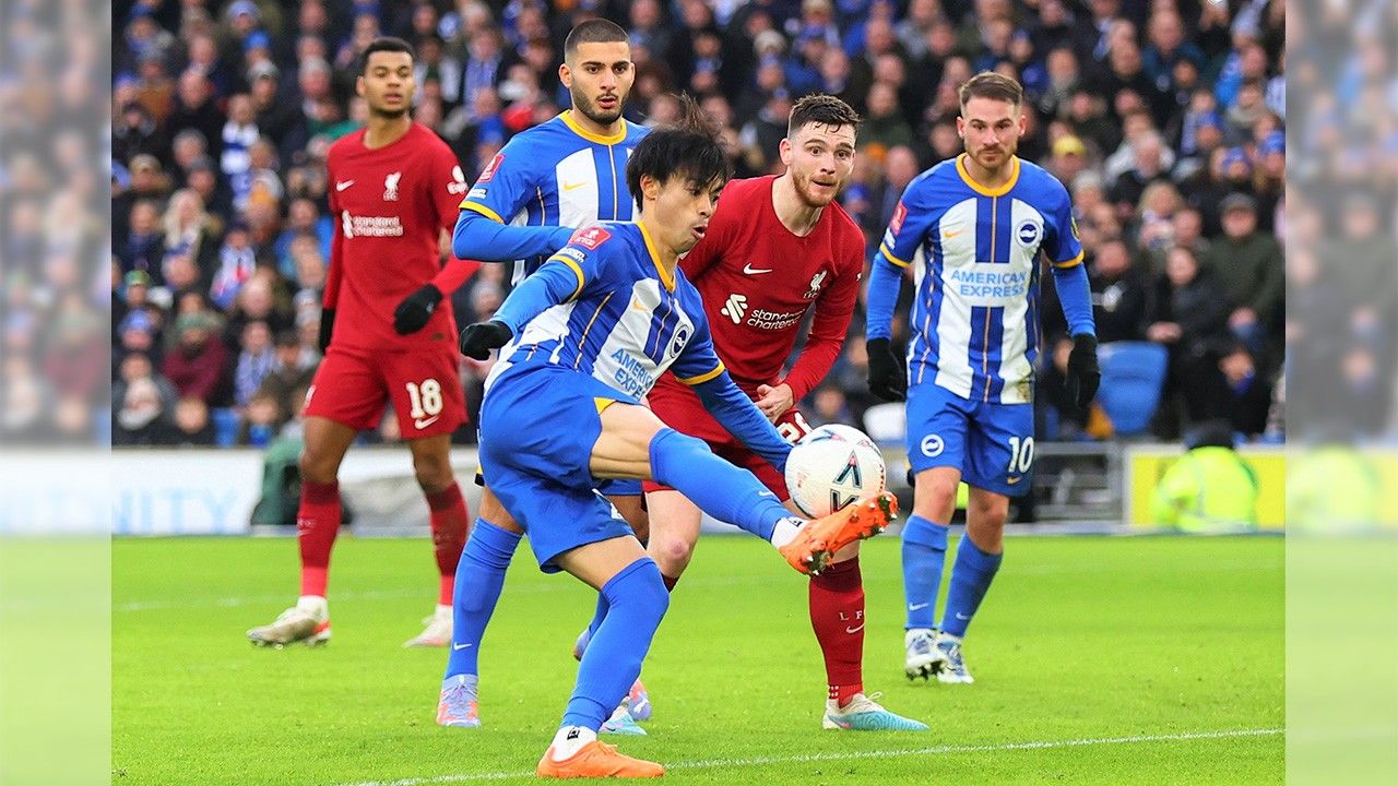 白衣下边是红衣，香港行期间一阿森纳球迷卧底在热刺球迷看台